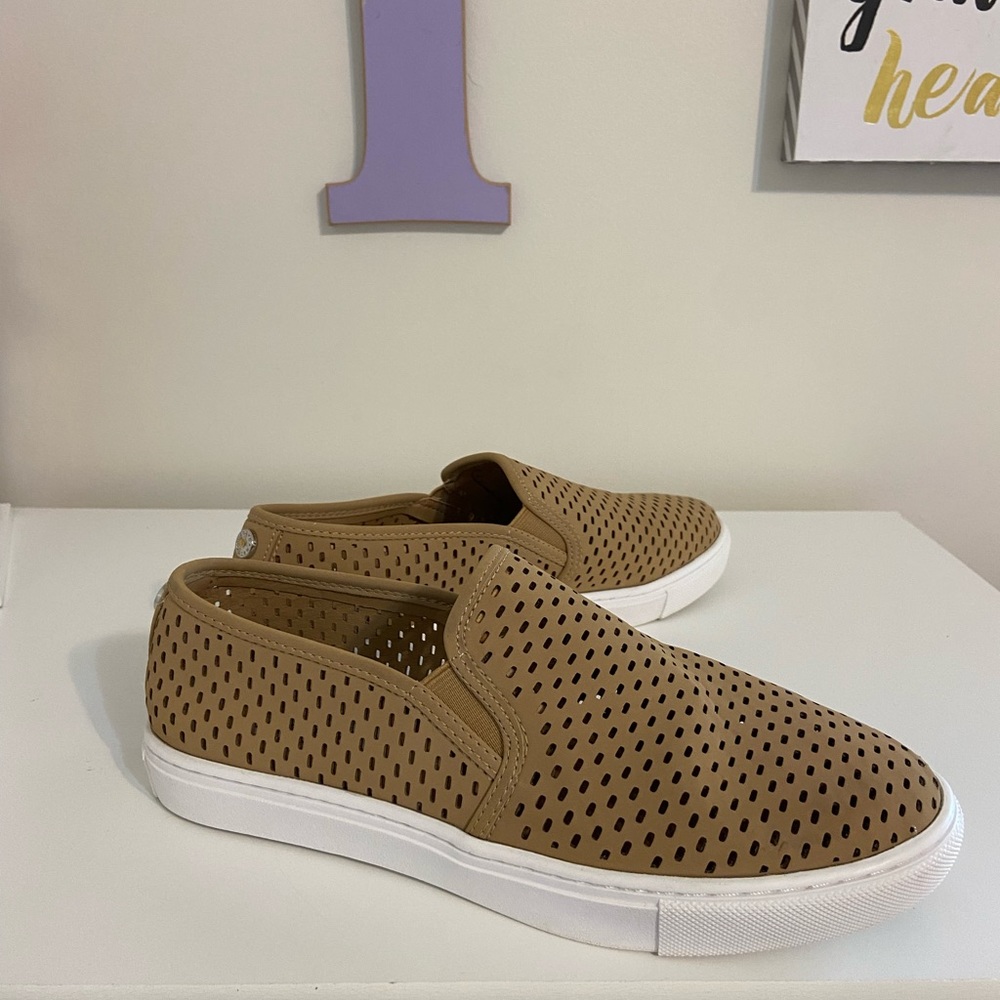 Steve Madden Camel perforated sneakers 9 women’s